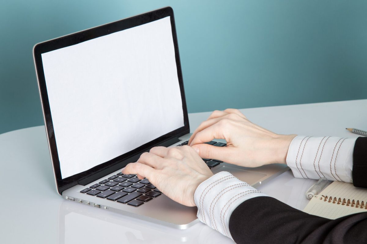 businesswoman-using-laptop (1)