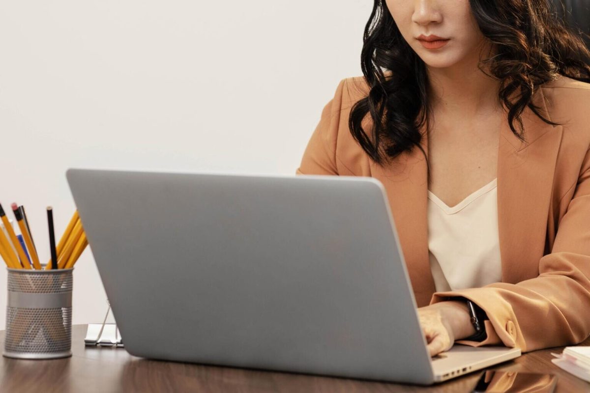 close-up-woman-working-laptop (1)