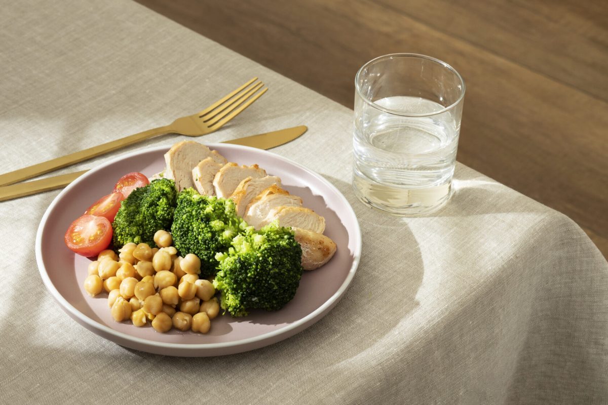 high-angle-plate-with-keto-diet-food-golden-fork-knife (1)