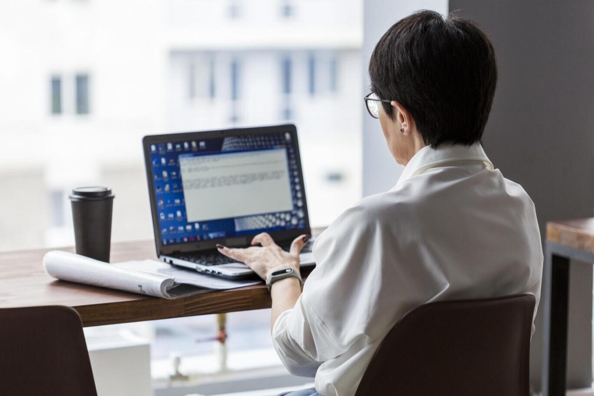 short-haired-business-woman-working-her-computer (1)