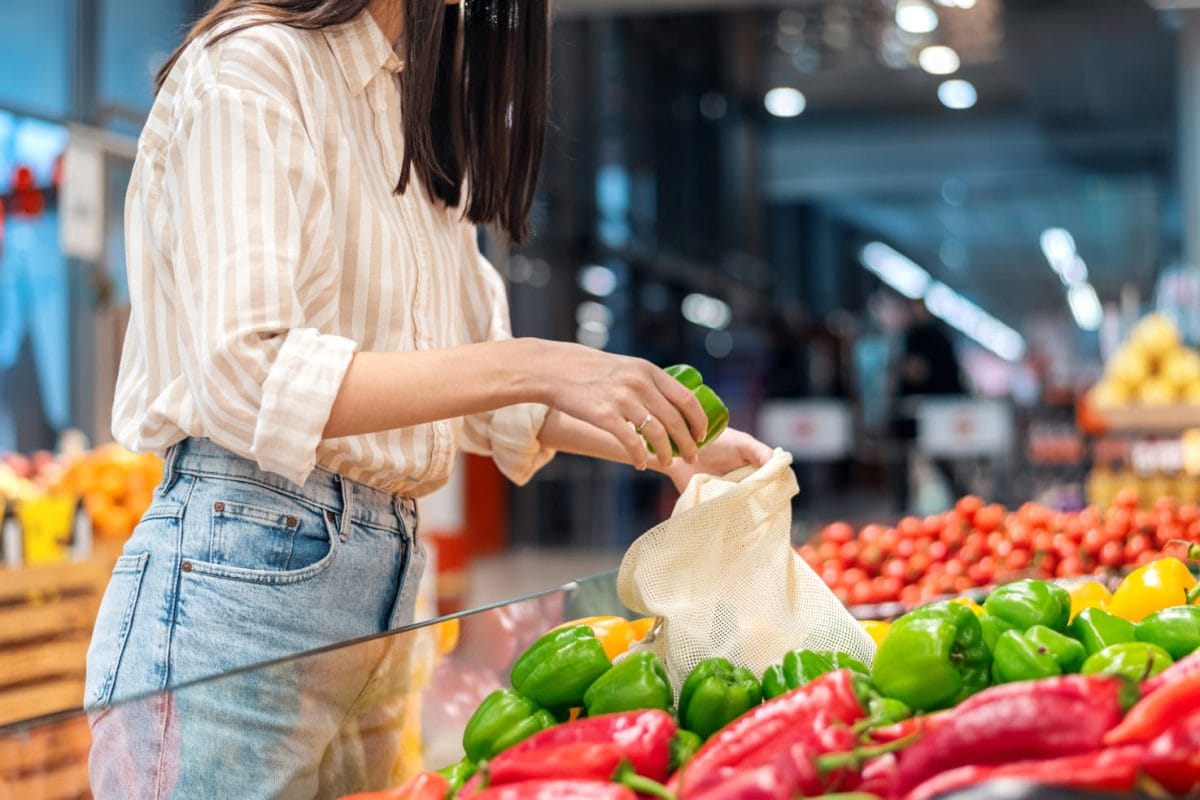 woman-picking-bell-peppers-reusable-bag-ecology-earth-day-thematics (1) (1)
