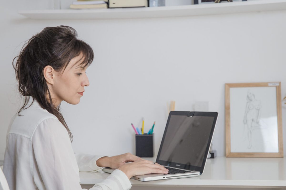woman-table-with-laptop (1)